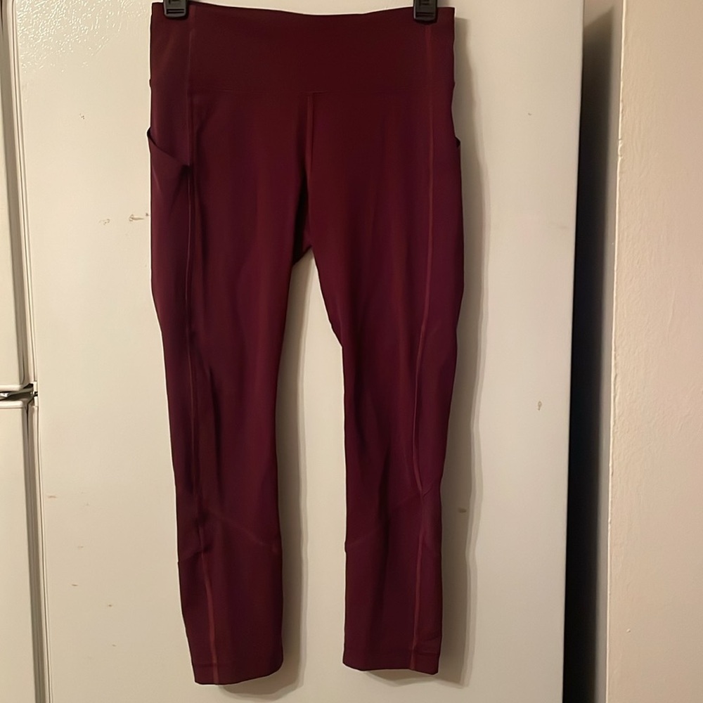 Lululemon Size 4‎ Burgundy Crop Leggings Back Zippered Pouch